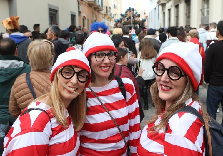 Fotos: Cádiz apura la fiesta pese a los chubascos del sábado de Carnaval