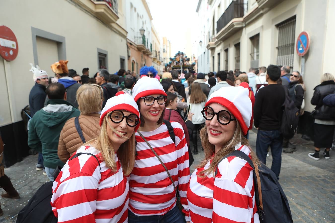 Fotos: Cádiz apura la fiesta pese a los chubascos del sábado de Carnaval