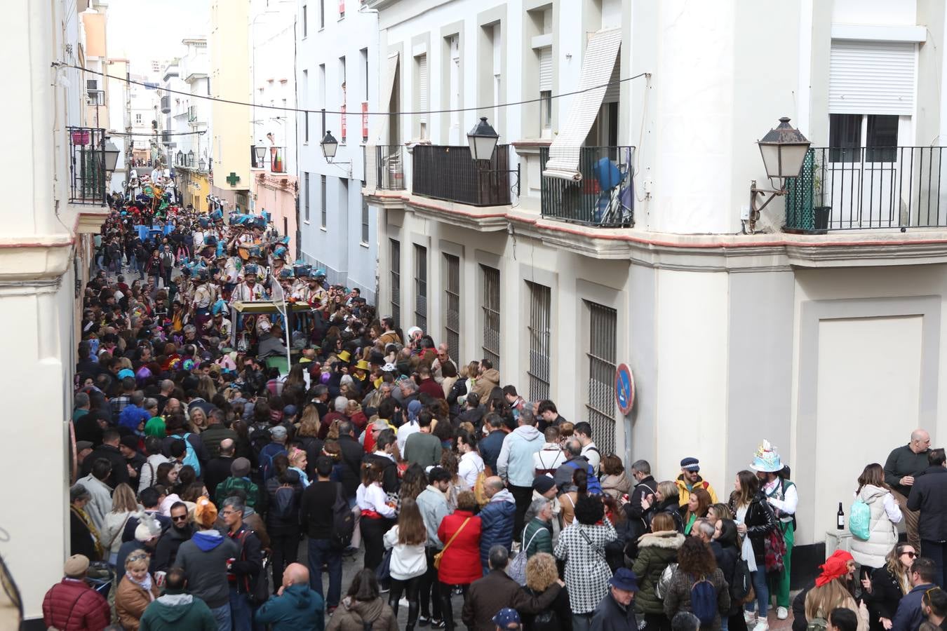 Fotos: Cádiz apura la fiesta pese a los chubascos del sábado de Carnaval