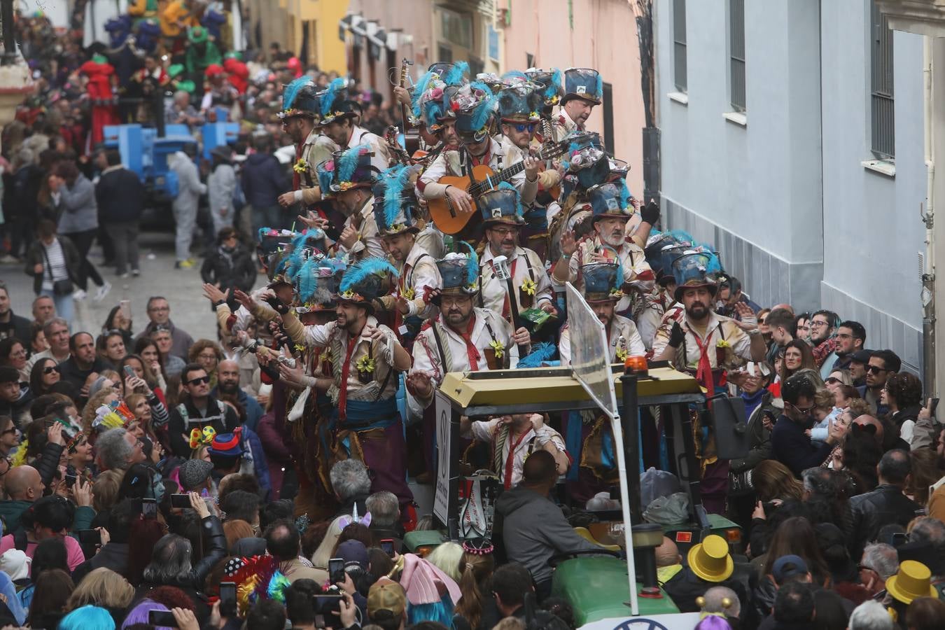 Fotos: Cádiz apura la fiesta pese a los chubascos del sábado de Carnaval