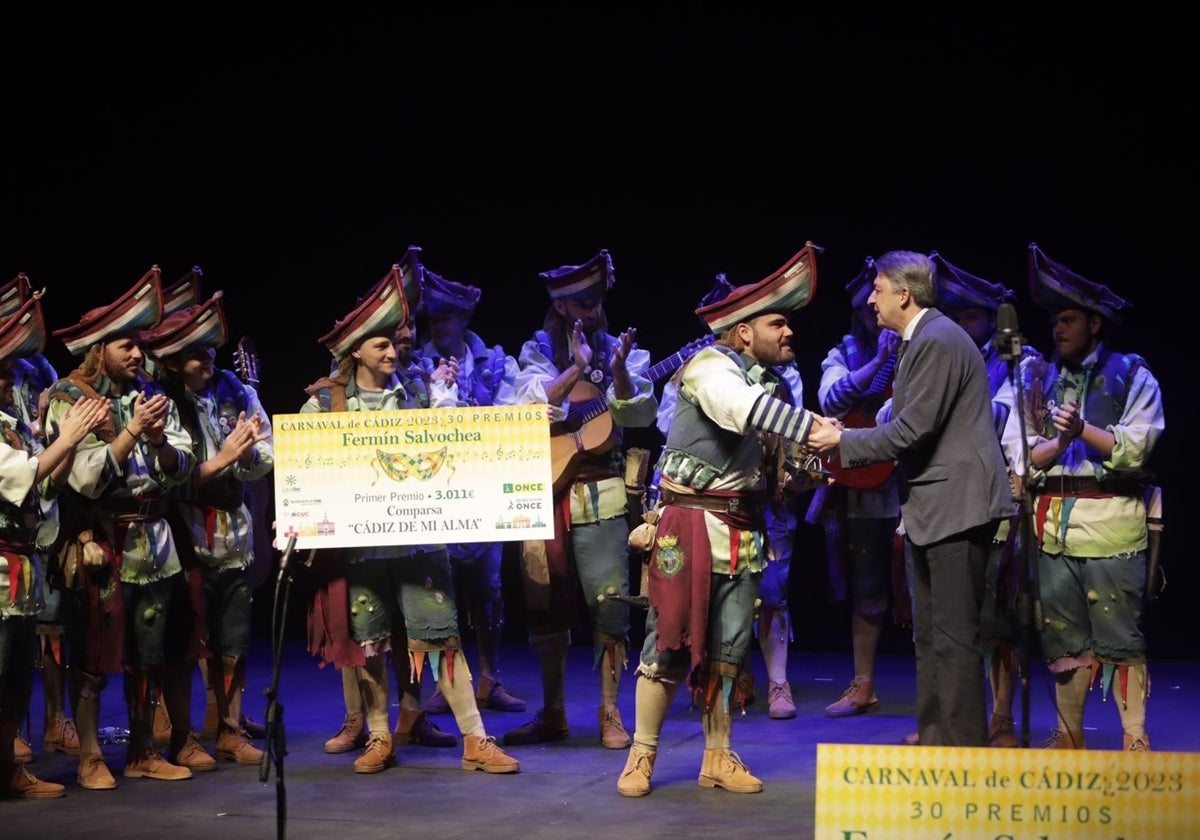 La comparsa 'Cádiz de mi alma' recibe el primer Premio Fermín Salvochea de la ONCE.