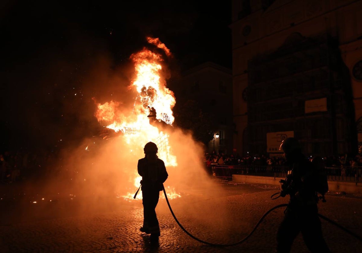 Fotos: ...Y llegó el final del Carnaval de Cádiz con la quema de la Bruja Piti