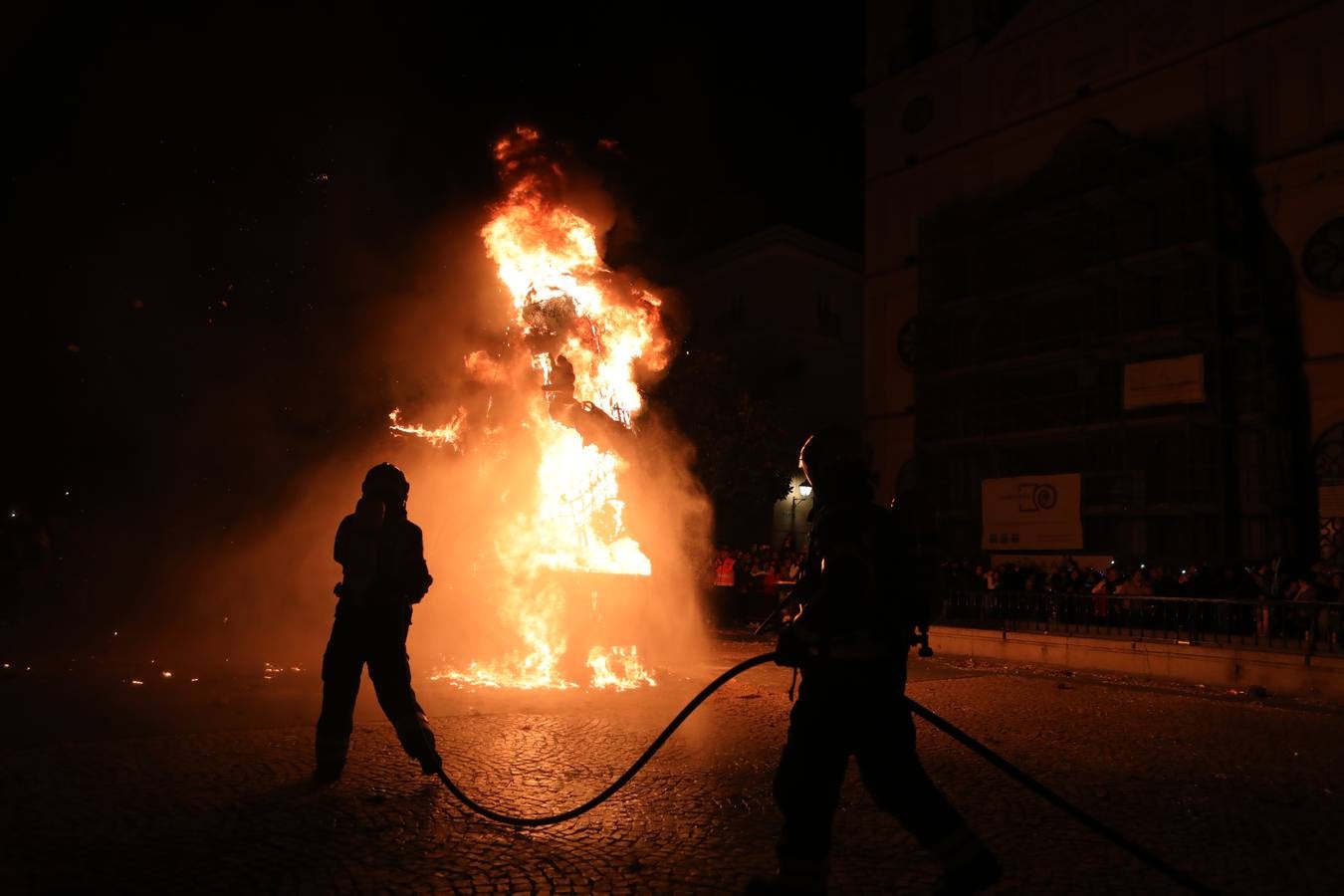 Fotos: ...Y llegó el final del Carnaval de Cádiz con la quema de la Bruja Piti