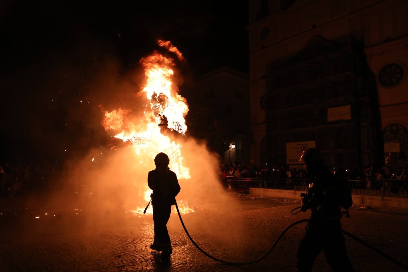 Fotos: ...Y llegó el final del Carnaval de Cádiz con la quema de la Bruja Piti