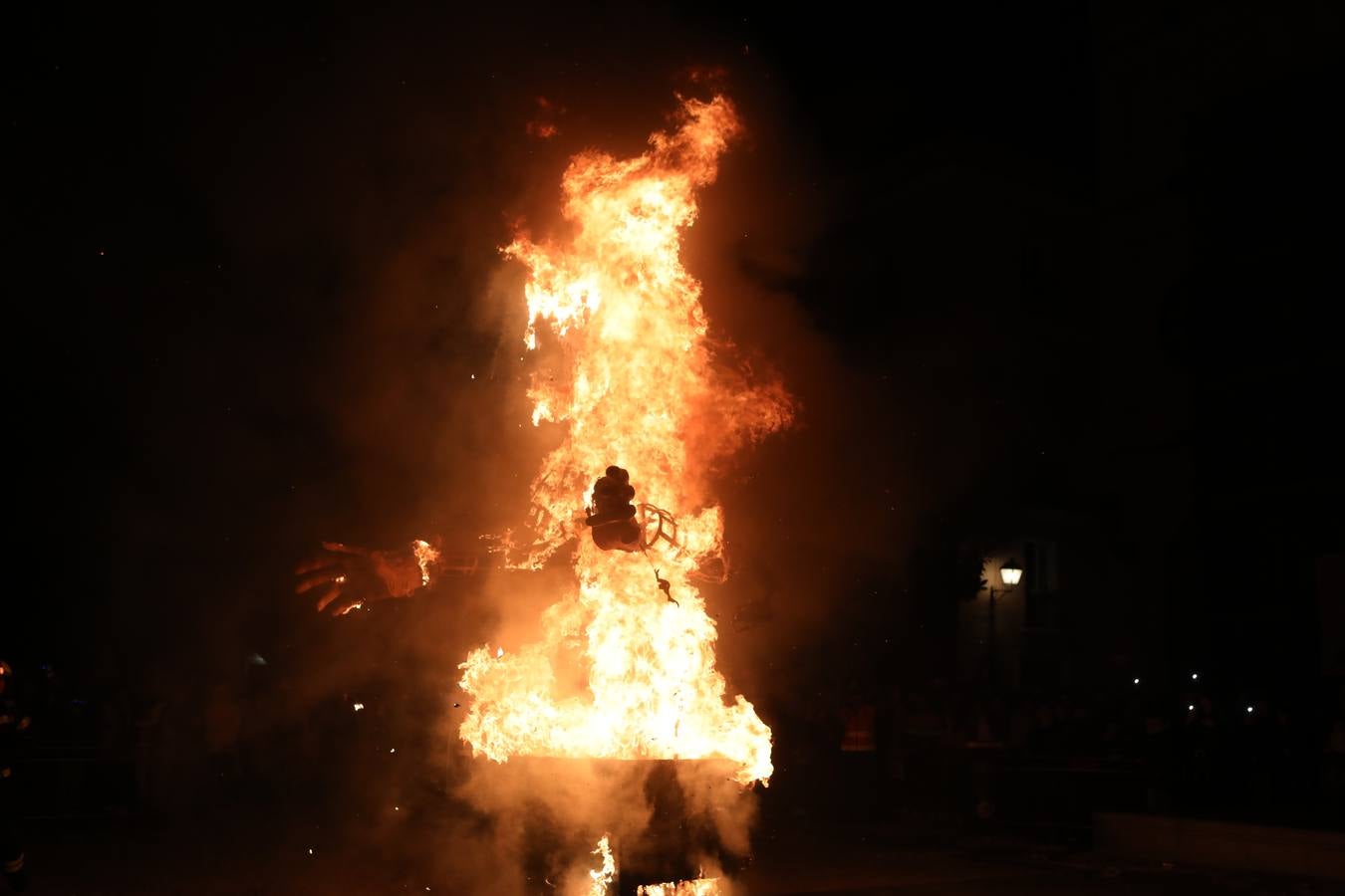 Fotos: ...Y llegó el final del Carnaval de Cádiz con la quema de la Bruja Piti