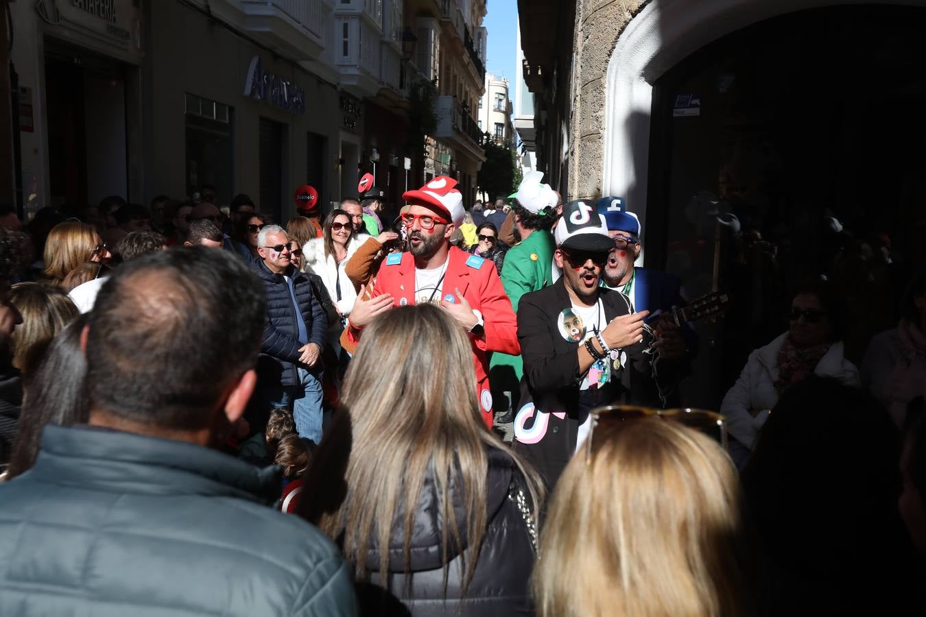 Las imágenes del Domingo de Piñata en el Carnaval de Cádiz 2023