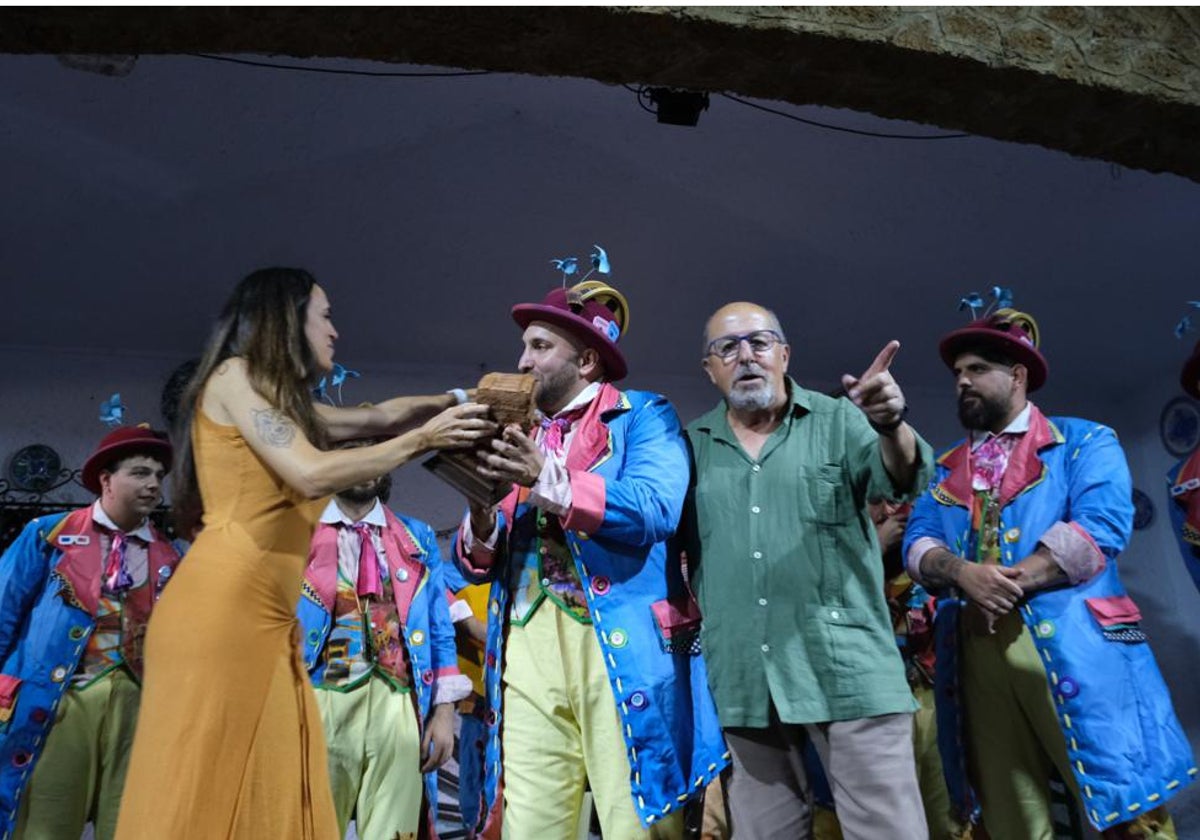 Jonathan Pérez recoge el galardón de Cajonazo del Carnaval de Cádiz 2023.