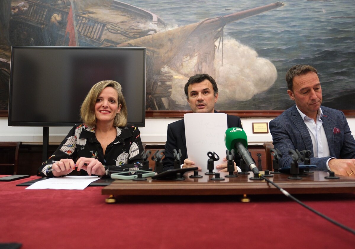 El alcalde, junto a sus dos tenientes de alcalde, Maite González y José Manuel Cossi, en rueda de prensa.
