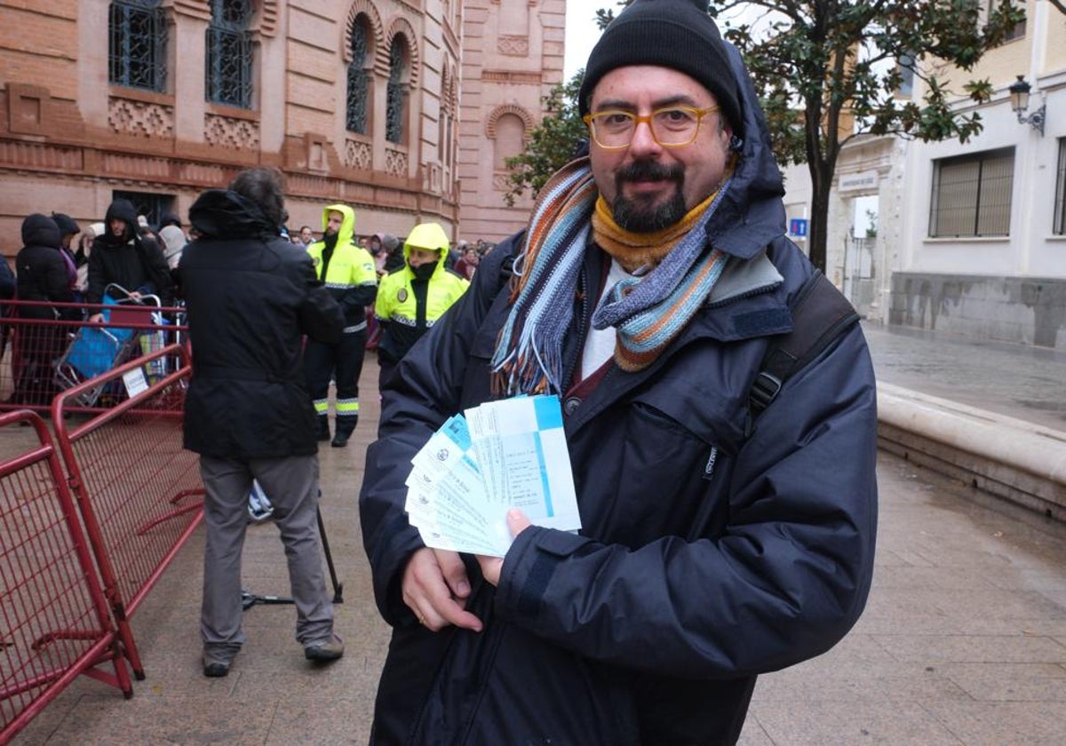 José Antonio Chico Salas posa orgulloso con sus entradas para el COAC infantil