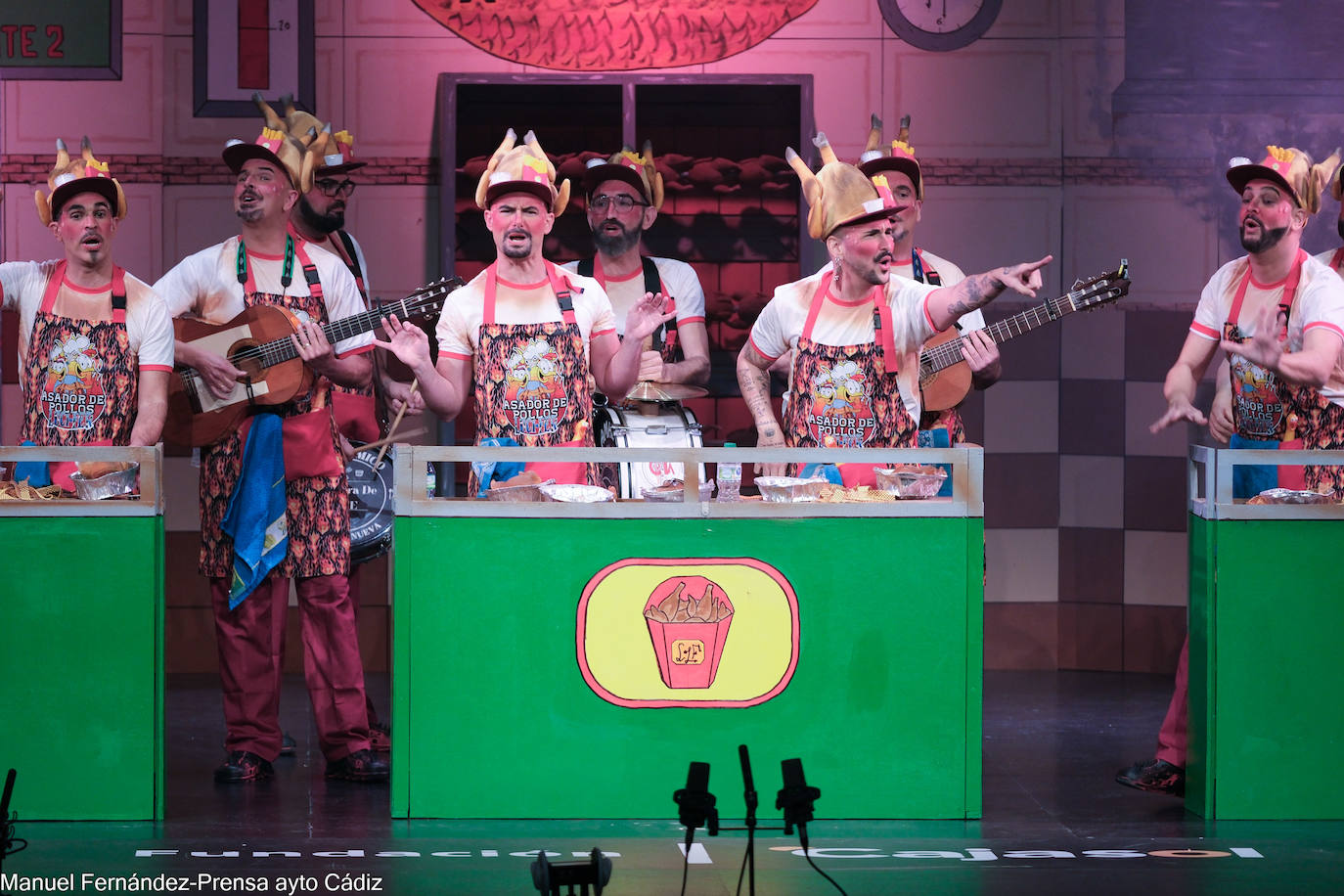 FOTOS: Chirigota &#039;No le doy más vueltas que me caliento&#039; en el COAC 2024, Carnaval de Cádiz