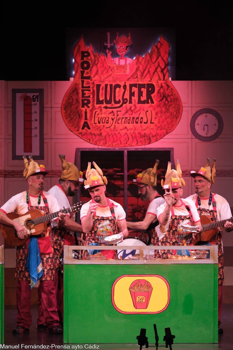 FOTOS: Chirigota &#039;No le doy más vueltas que me caliento&#039; en el COAC 2024, Carnaval de Cádiz