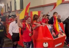Vídeo: 'No hay verano sin besos': el pasacalles de la chirigota del Cascana y la selección femenina de fútbol