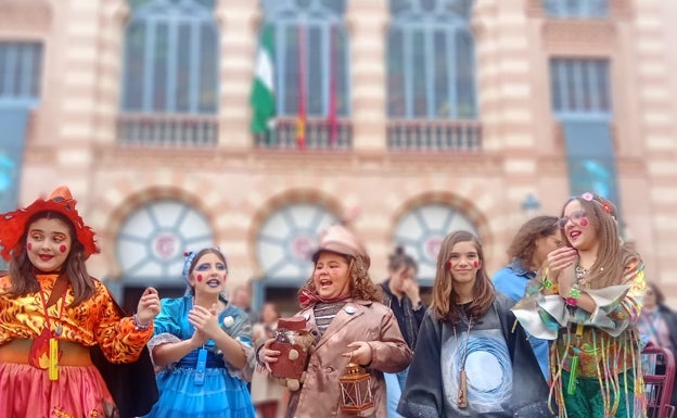 Los componentes del cuarteto 'Vaya Elementos' a las puertas del Falla