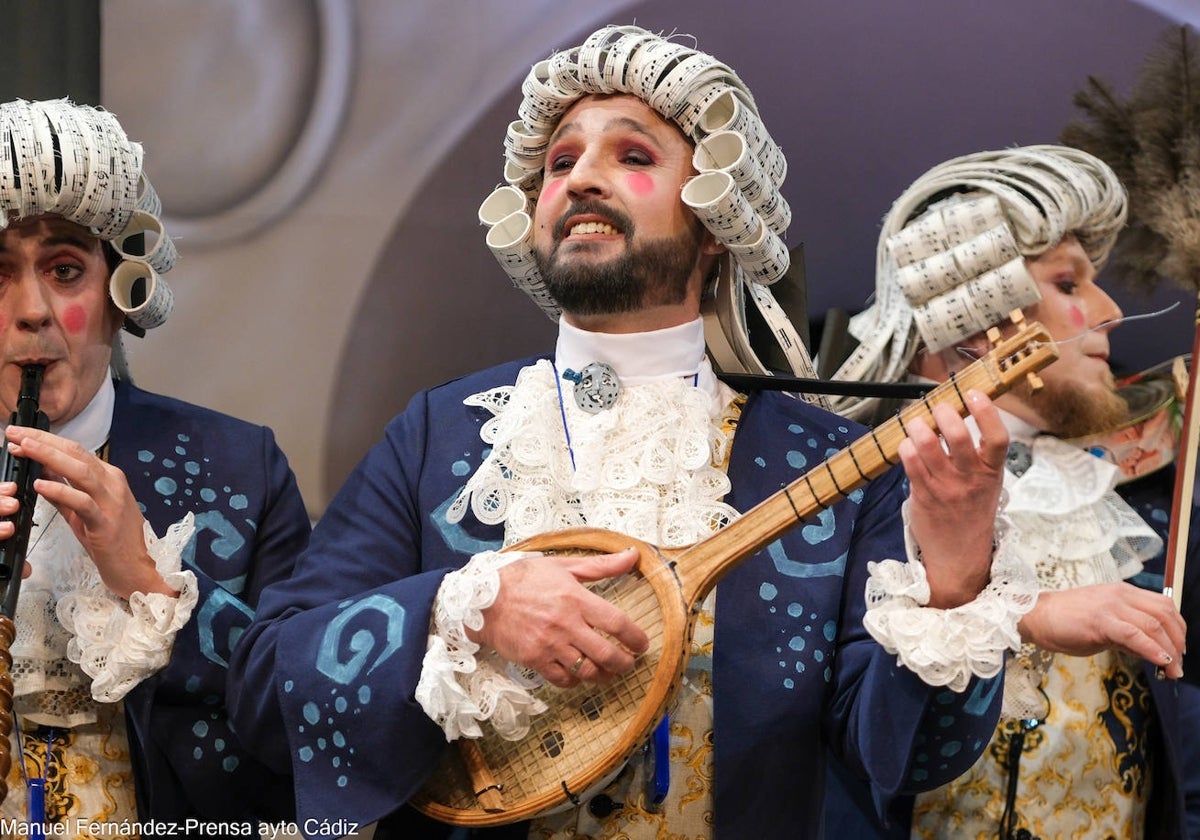 FOTOS: Chirigota &#039;La chirigota clásica&#039; de Manolín Santander y Manuel Sánchez Reyes en el COAC 2024, del Carnaval de Cádiz