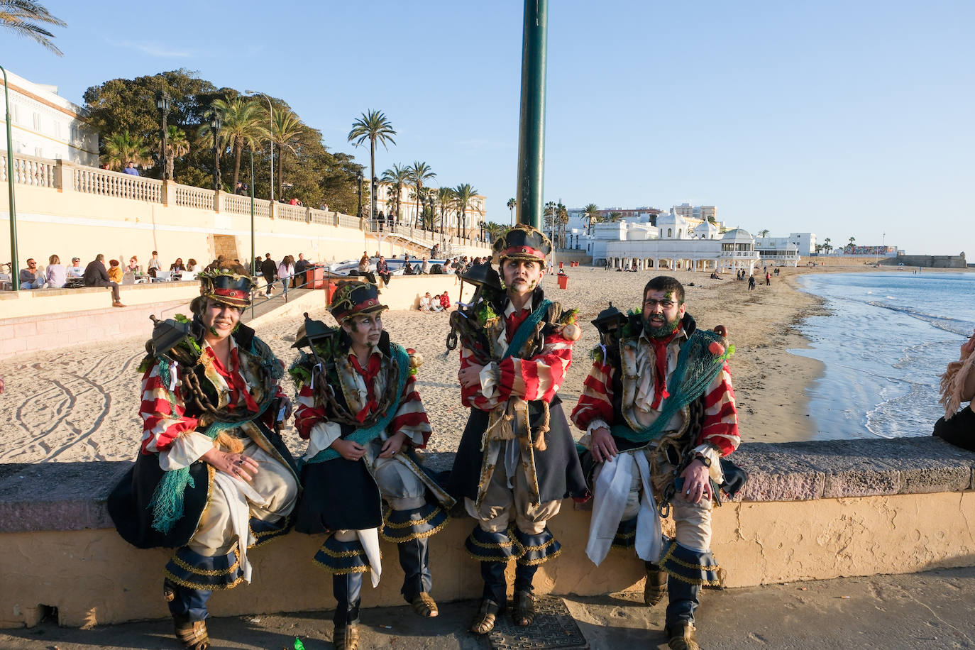 Fotos: &#039;Los iluminados&#039; se embriagan de luz en La Caleta antes de marchar al Falla