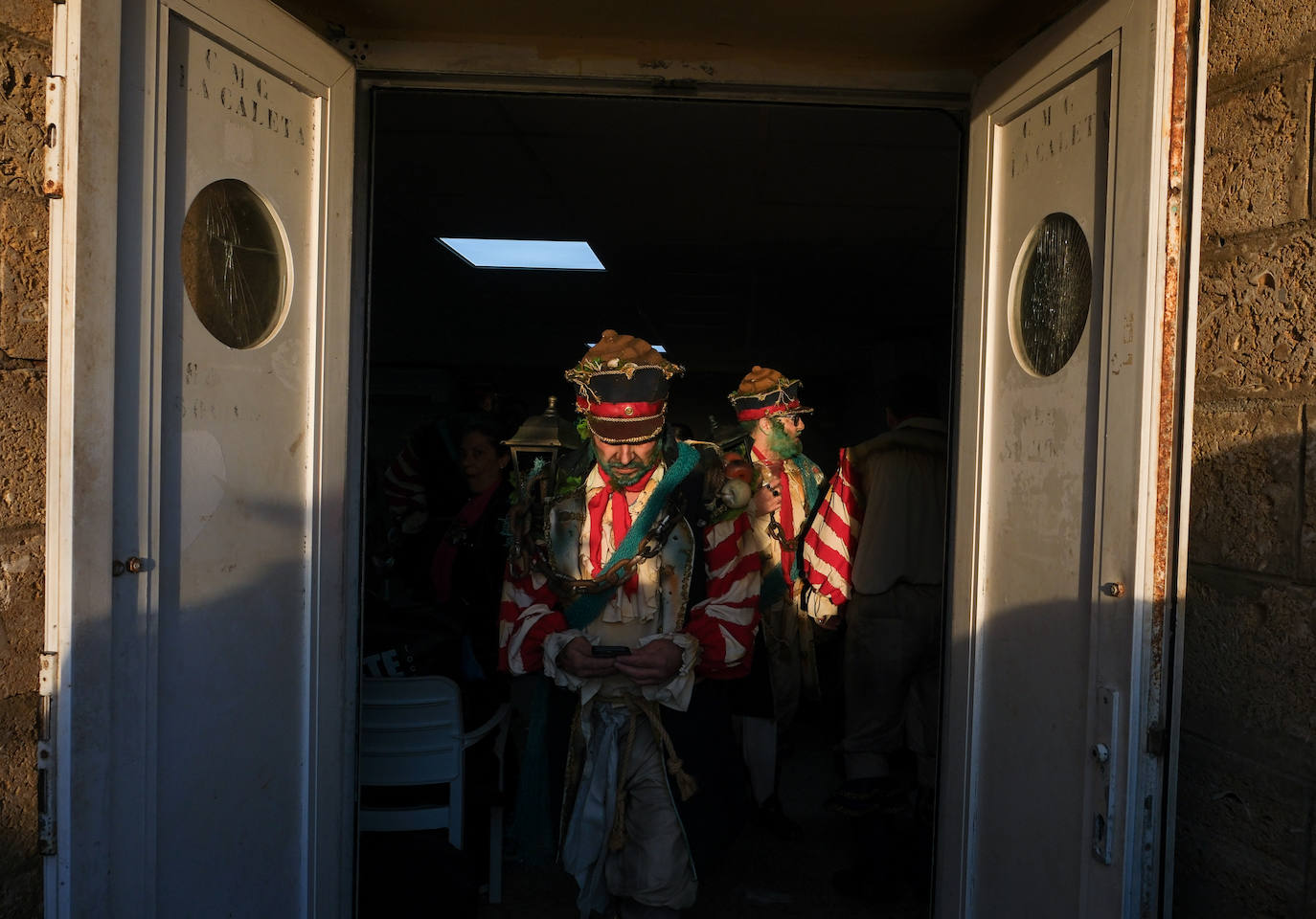 Fotos: &#039;Los iluminados&#039; se embriagan de luz en La Caleta antes de marchar al Falla