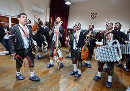 El cuplé de la chirigota del Bizcocho 'La última y nos vamos' al cartel de la Semana Santa de Sevilla