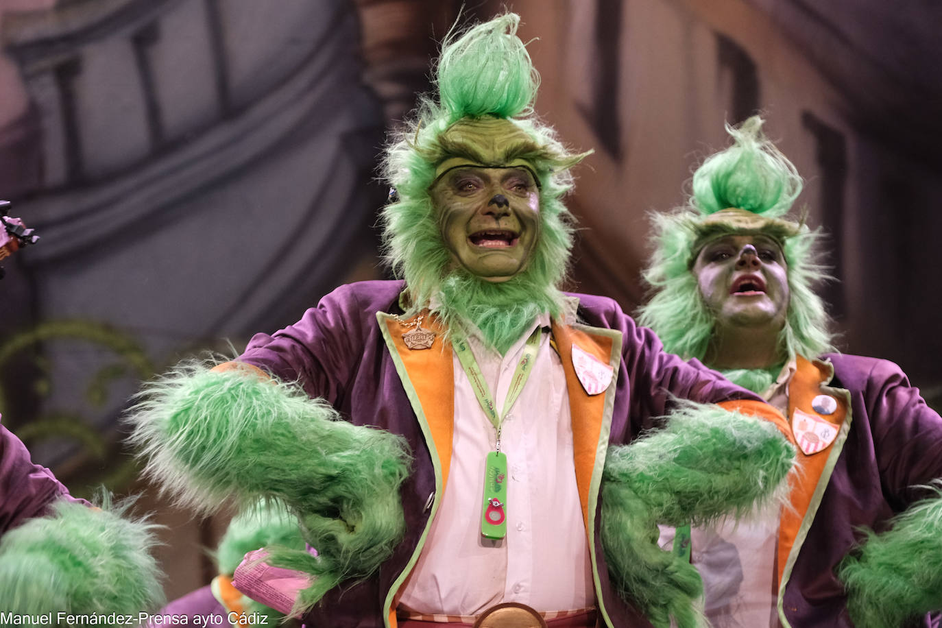 Fotos: la emoción del Sheriff después de que la chirigota le dedique un pasodoble