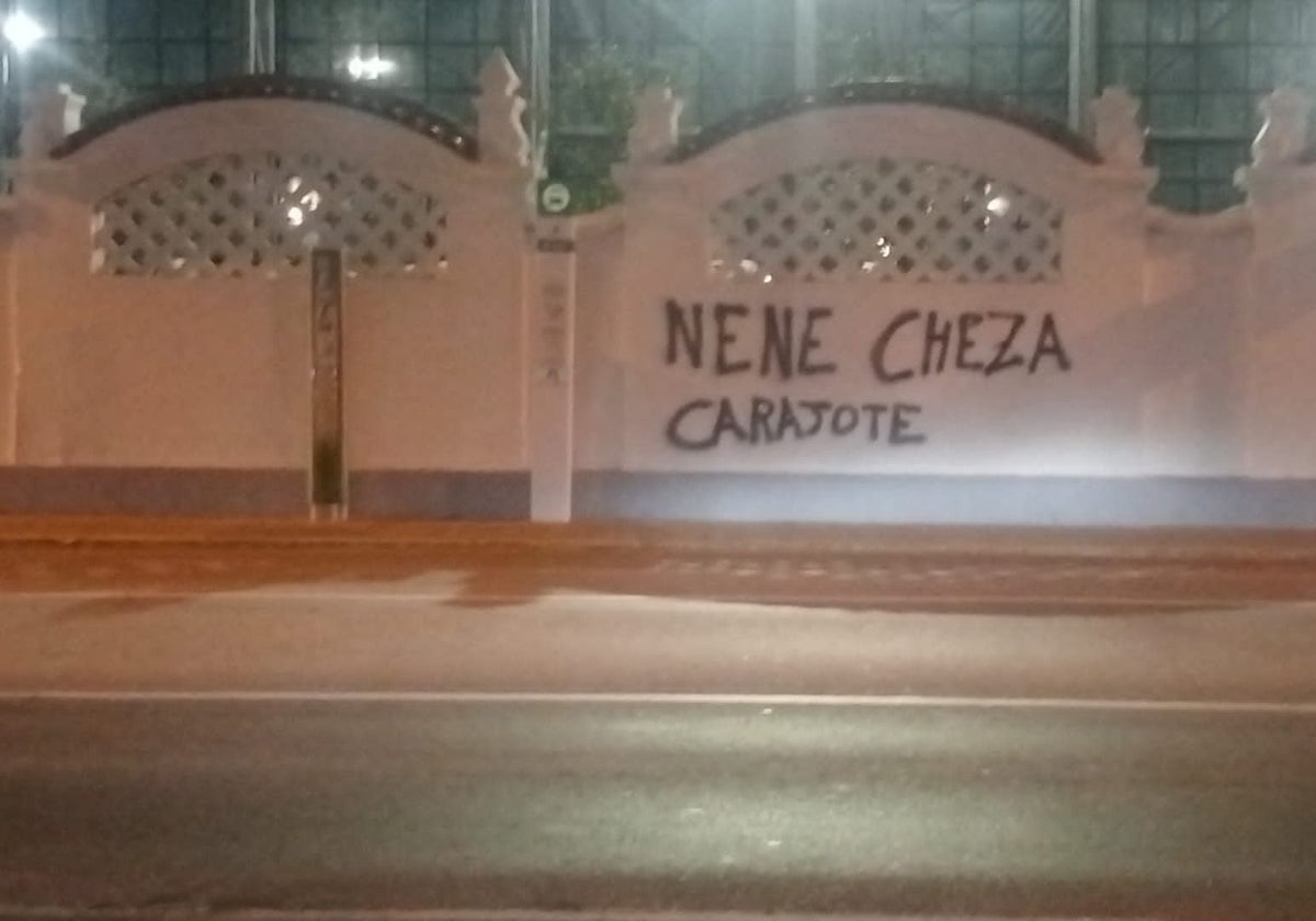 Pintada contra Nene Cheza en los muros de Astilleros