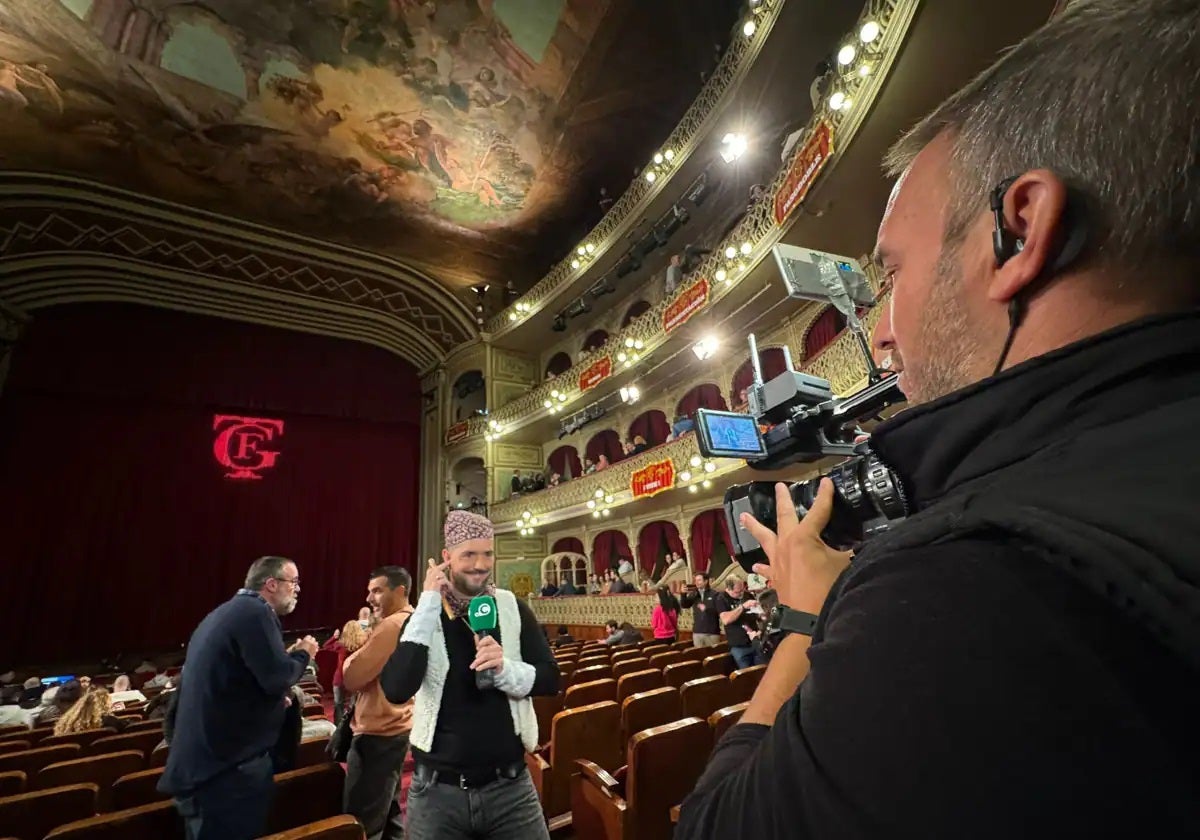 Pepe 'El Caja', trabajando para Onda Cádiz en el Teatro Falla