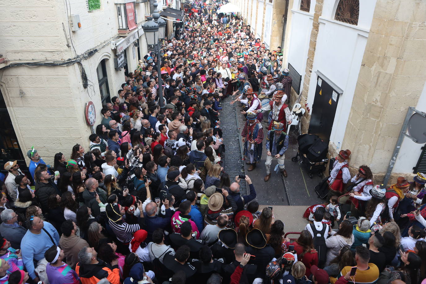 Fotos: Las coplas le ganan la batalla a la lluvia en el inicio del Carnaval en la calle