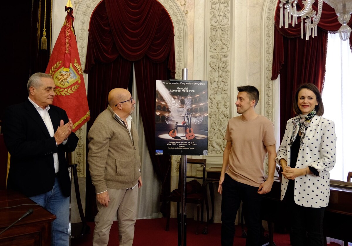 Luis Frade, padre e hijo, descubren el cartel del 'Memorial Adela del Moral Pino' en el Ayuntamiento