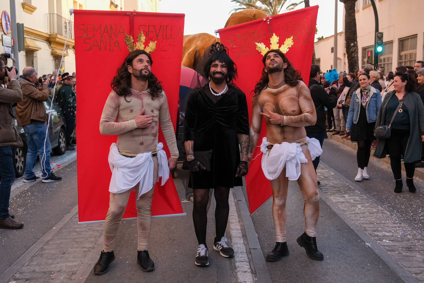 Fotos: La Cabalgata del Humor y El Arrebato cierran el sábado de carnaval