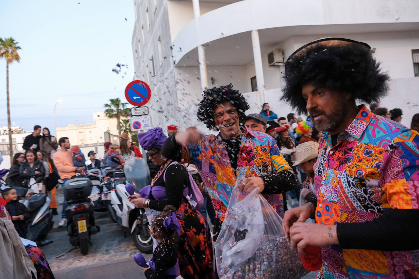 Fotos: La Cabalgata del Humor y El Arrebato cierran el sábado de carnaval