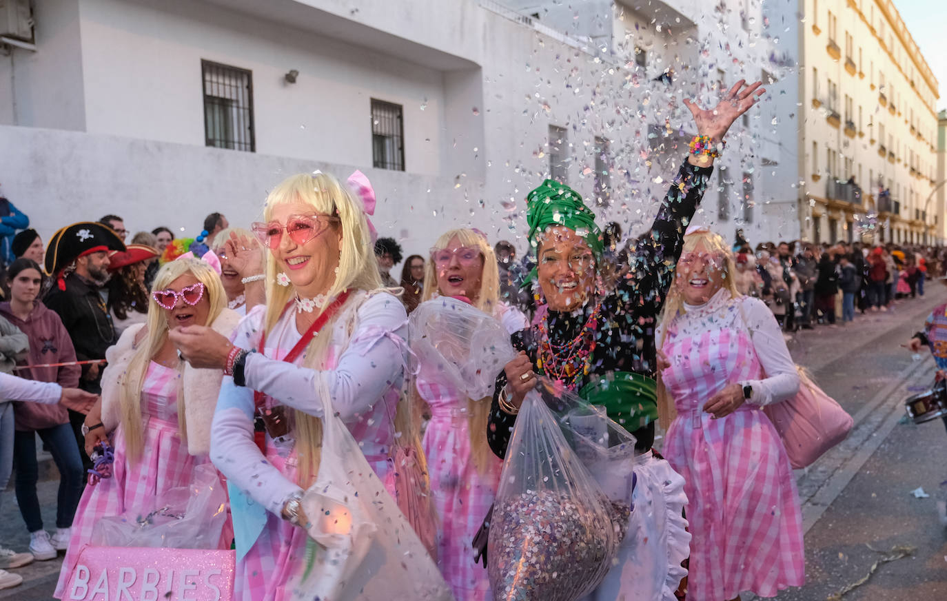 Fotos: La Cabalgata del Humor y El Arrebato cierran el sábado de carnaval