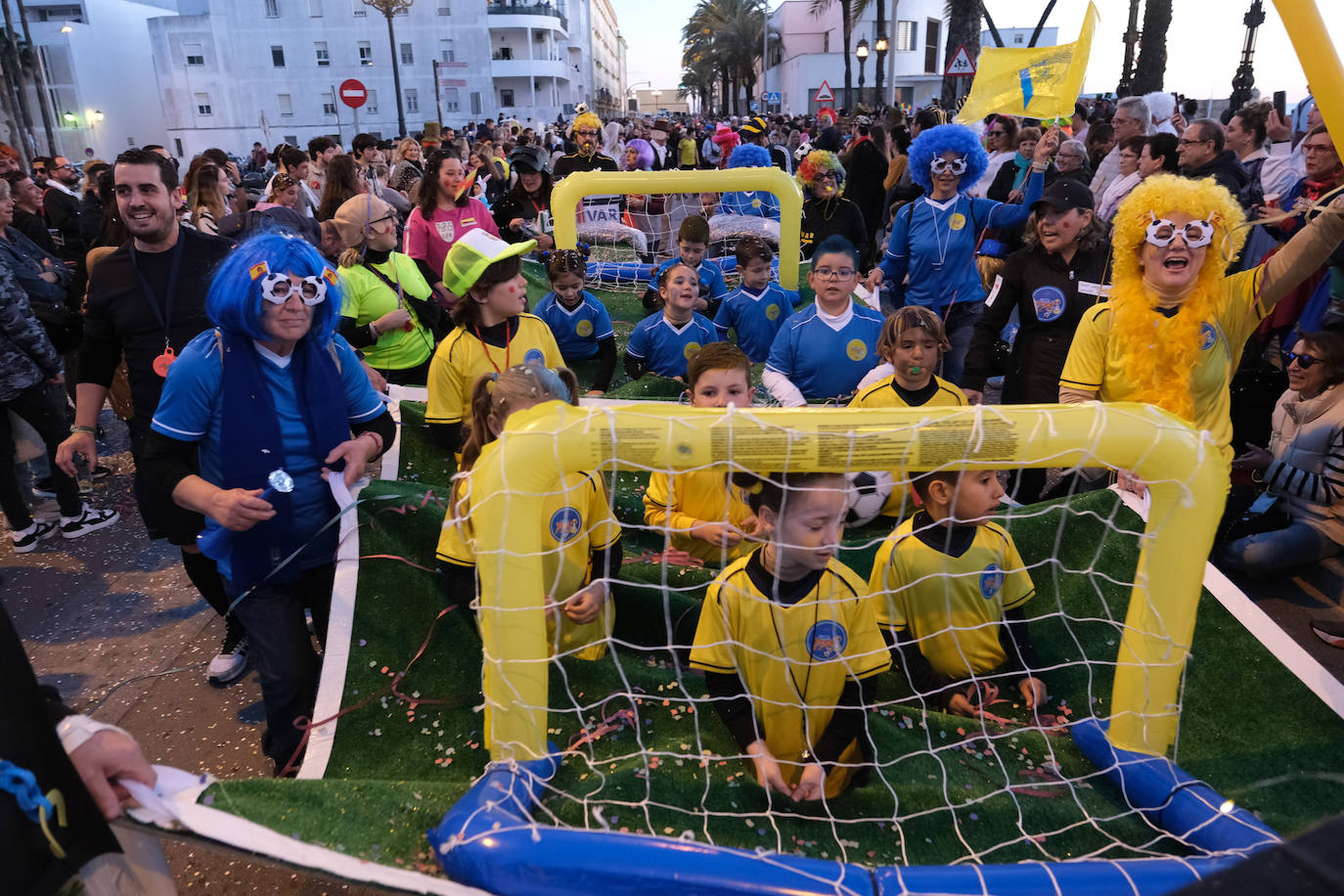 Fotos: La Cabalgata del Humor y El Arrebato cierran el sábado de carnaval