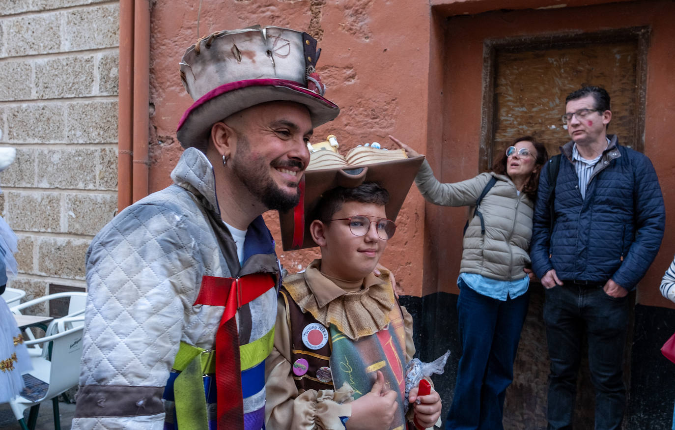 Fotos: La Cabalgata del Humor y El Arrebato cierran el sábado de carnaval