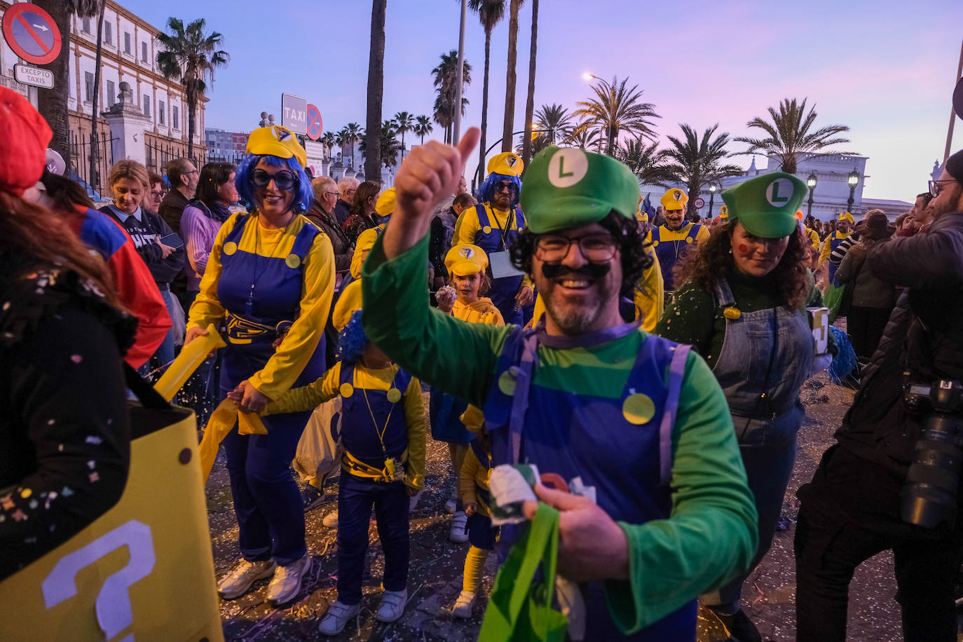 Fotos: La Cabalgata del Humor y El Arrebato cierran el sábado de carnaval