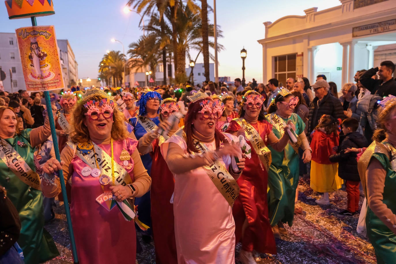 Fotos: La Cabalgata del Humor y El Arrebato cierran el sábado de carnaval