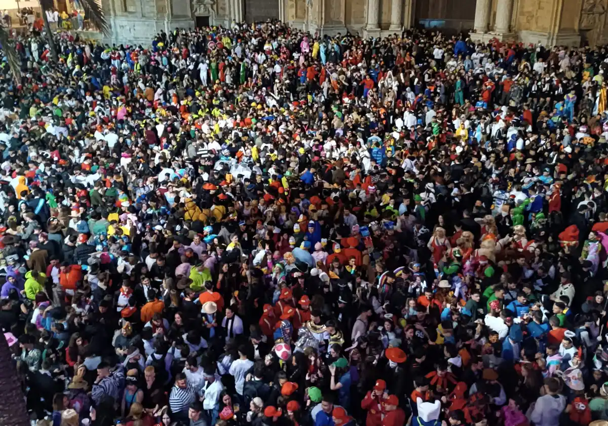 La plaza de la Catedral, abarrotada el pasado sábado por gente haciendo botellón.