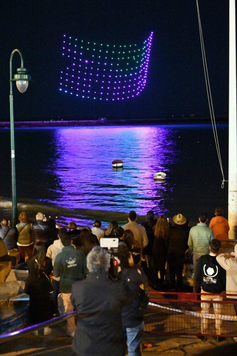 Vídeo y fotos: el espectáculo de drones para despedir el Carnaval que recordó al Capitán Veneno