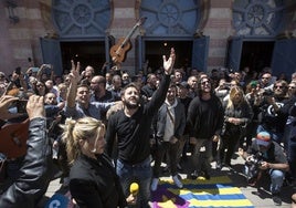 Cambio de hora en el homenaje a Juan Carlos Aragón en la puerta del Falla con motivo del quinto aniversario de su muerte