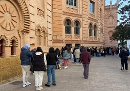 Quejas desesperadas tras varias madrugadas haciendo cola en el Teatro Falla: «Hay maltrato al aficionado»