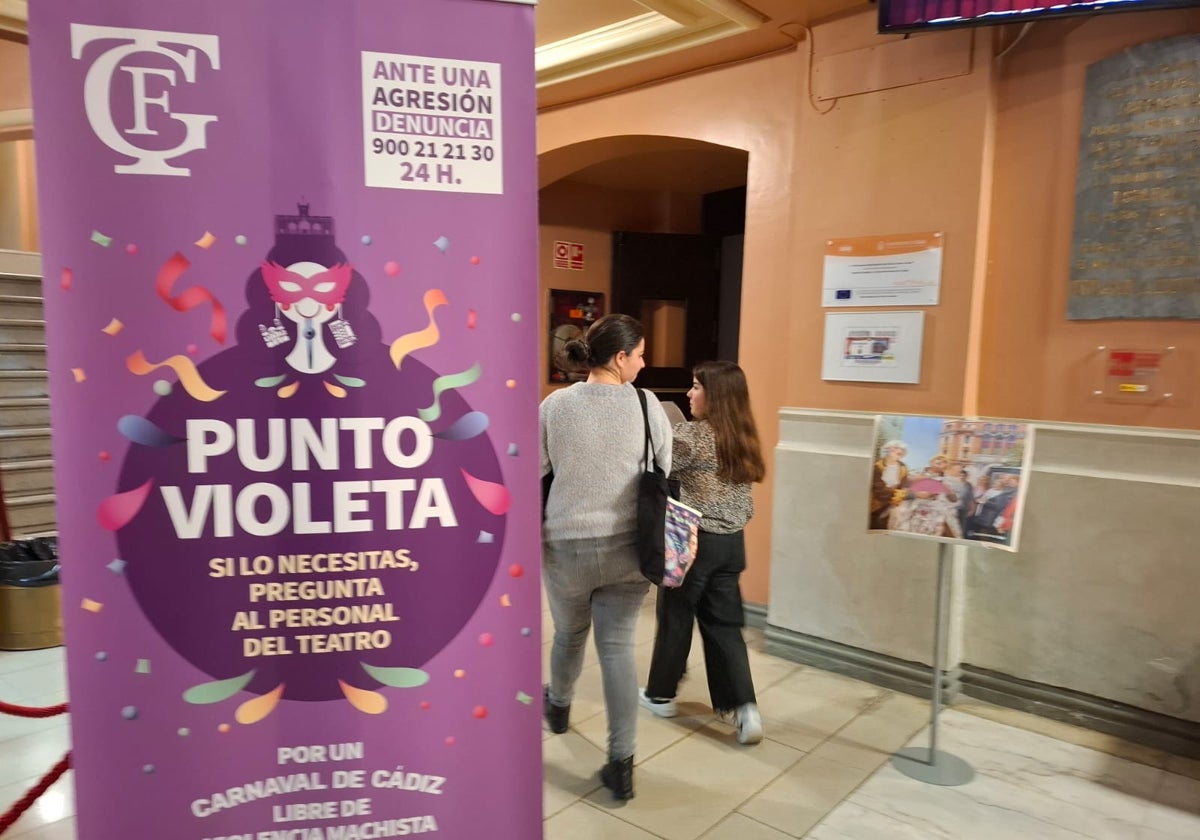 Dos mupis anunciadores de un Punto Violeta en el Falla dan la bienvenida en el hall del Teatro al público del COAC.