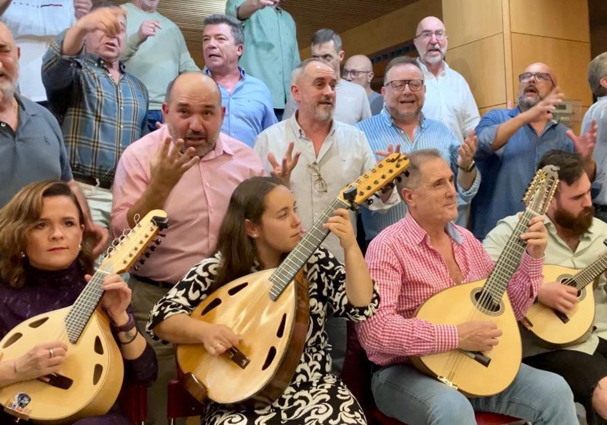 Componentes del coro de David Fernández y José Manuel Pedrosa en un ensayo.