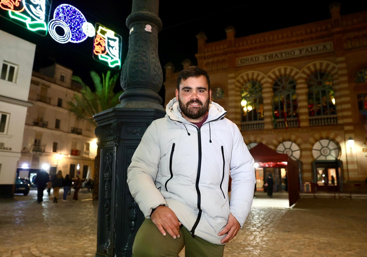 Manuel Cornejo Puente, junto a las puertas del Gran Teatro Falla.