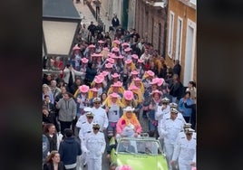 Con Karol G y Lola Índigo, así fue el curioso y animado pasacalles del coro 'Este coro es la polla': «Qué arte más grande»