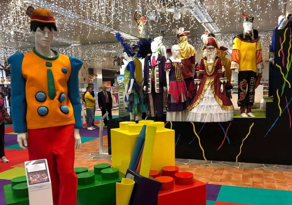 Exposición de carnaval dedicada a los coros en El Corte Inglés