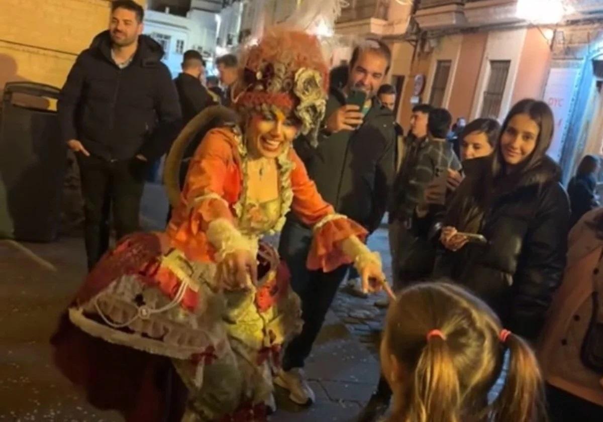 Miriam Ballesteros cantó junto a una niña a la salida del Falla