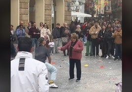 Una señora mayor se encuentra con un bailarín durante el Carnaval de Cádiz y ocurre esto: «Por esto pago internet»