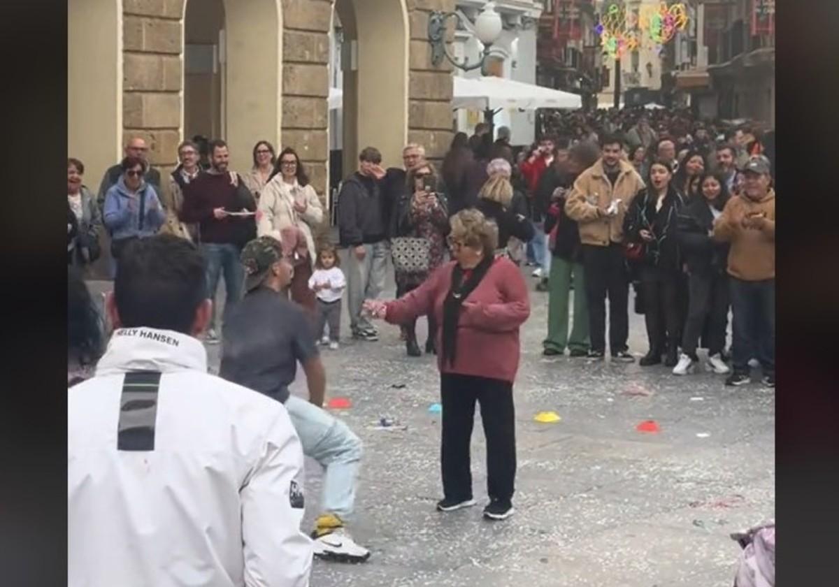 Una señora mayor se encuentra con un bailarín durante el Carnaval de Cádiz y ocurre esto