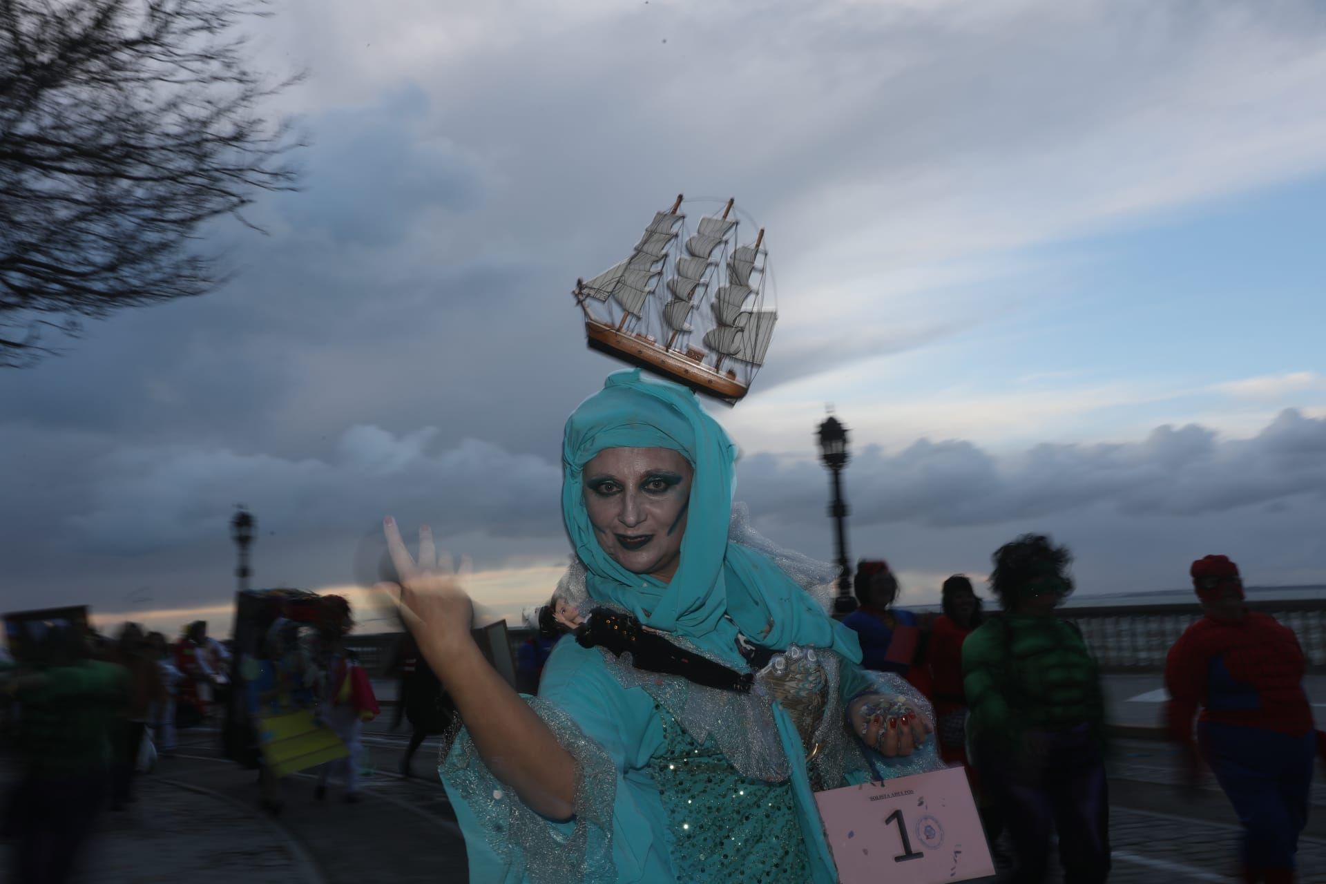 Fotos: La Cabalgata del Humor anima las calles de Cádiz