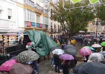 Vídeo: fuerte aguacero en la plaza del Mentidero de Cádiz durante el carrusel de coros