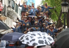 Tangos y coplas desafían a la lluvia en el segundo sábado de Carnaval de Cádiz