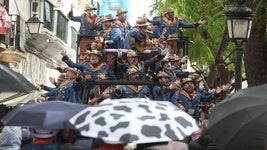 Tangos y coplas desafían a la lluvia en el segundo sábado de Carnaval de Cádiz