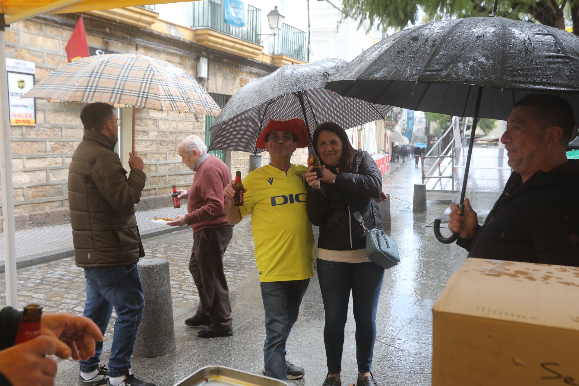 Fotos: La borrasca Jana agua el segundo Domingo de Carnaval en Cádiz